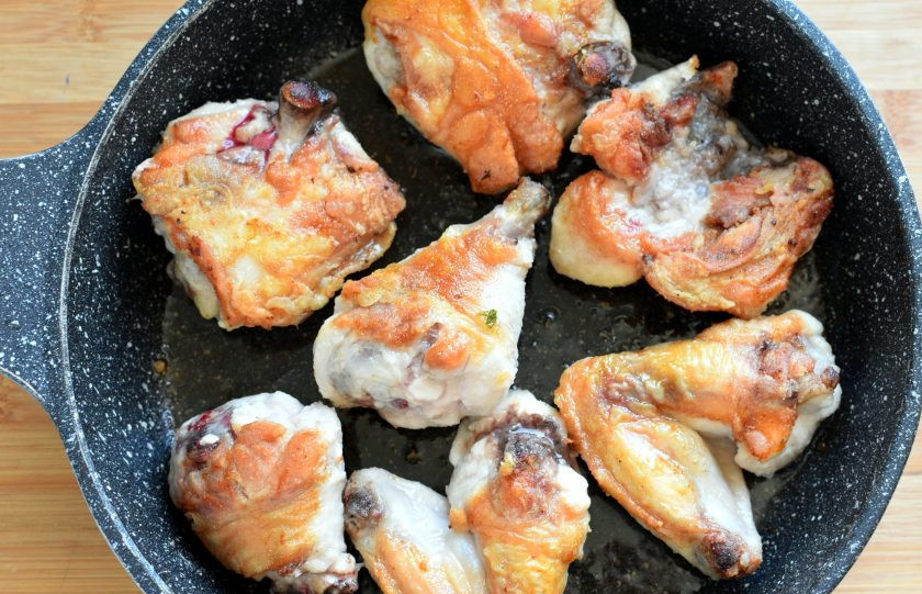 1. Этап. Курица в имбирно-пивной глазури: Курицу разрубите на крупные куски. Промойте, обсушите и слегка посолите, затем запанируйте в рисовой муке. Можно и в пшеничной, но рисовая мука почти не горит при обжарке. Обжарьте на сковороде в разогретом масле до румяной корочки.