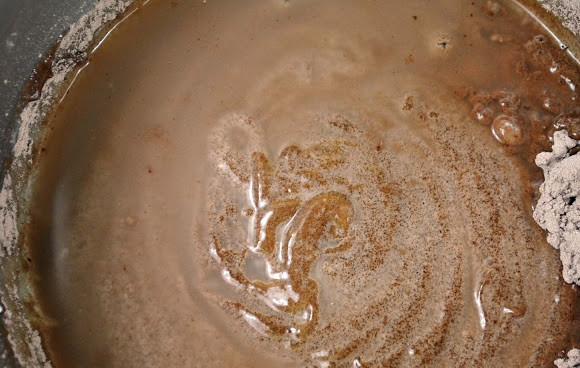 1. Этап. Мокрый торт: Снова введите часть воды и часть мучной смеси, перемешайте. Повторяйте процесс, пока рассыпчатая смесь вся не будет введена в тесто.