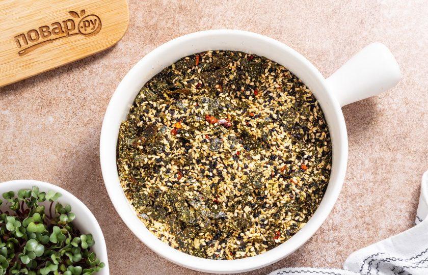 1. Этап. Фурикакэ: Все перемешайте. Попробуйте смесь на вкус, по необходимости можно добавить больше соли или хлопьев перца.