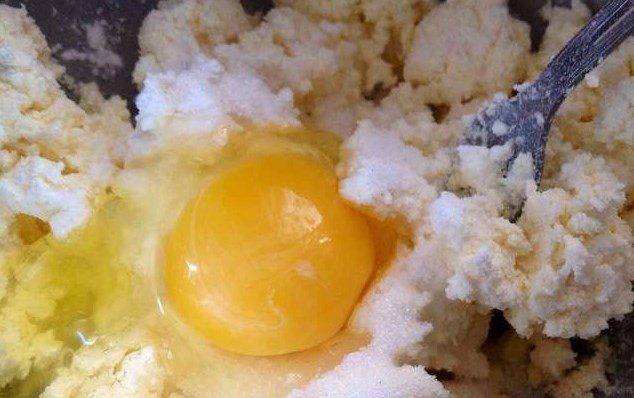 1. Этап. Хачапури из творожного теста с сыром: Добавьте яйцо, соль и сахар. Замесите хорошенько.