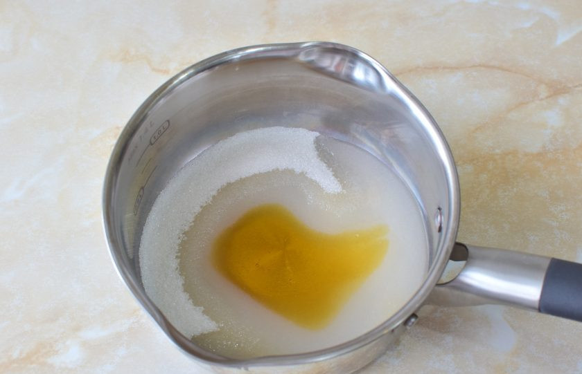 1. Этап. Медовые леденцы: Следом добавьте мед. Поставьте на огонь и доведите до кипения. Помешивайте, чтобы сахар растворился.