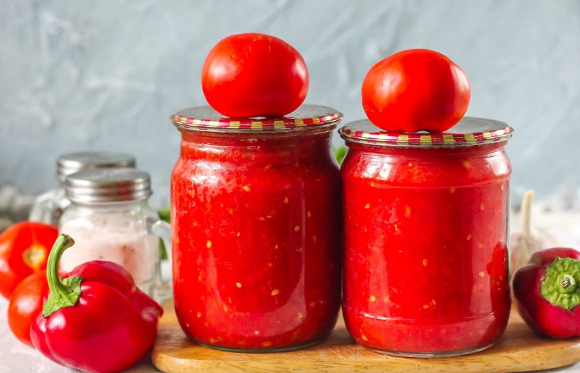 1. Этап. Заправка с перцем на зиму: Остудите и перенесите консервацию в кладовую, открывая по мере необходимости.