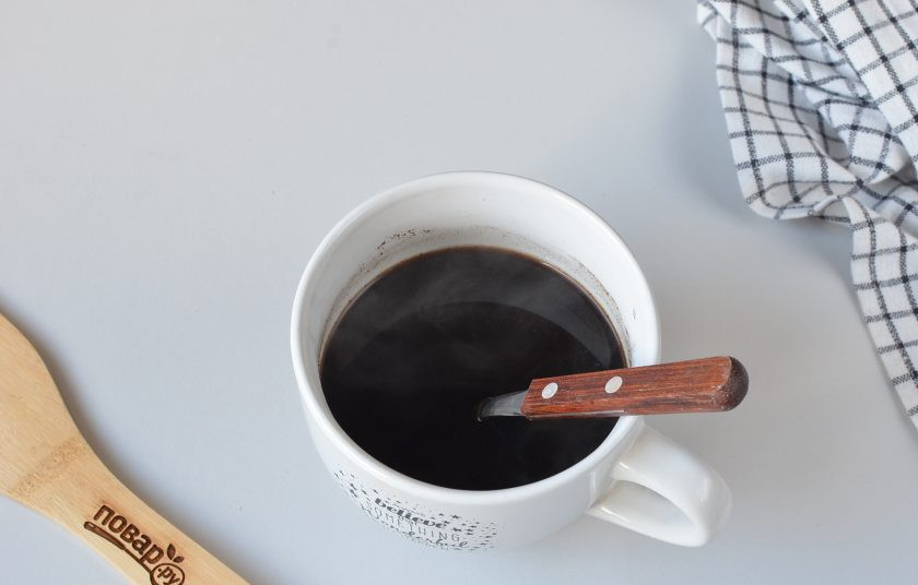 1. Этап. Черный хлеб: Вскипятите 1 стакан воды. В удобную тару пересыпьте солод, залейте кипятком, перемешайте и оставьте на 10 минут.