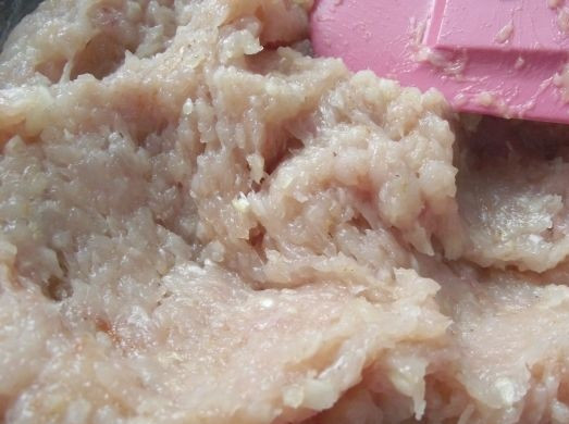 1. Этап. Лаваш с фаршем и сыром: 1. Вымыть, обсушить куриное филе и пропустить через мясорубку (использовать в рецепт приготовления лаваша с фаршем и сыром можно также свинину или говядину, однако предварительно лучше обжарить) вместе с луком. Добавить соль, перец и любимые специи по вкусу.