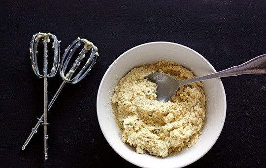 1. Этап. Бульон с клецками: 2. В глубокую мисочку отправьте размягченное сливочное масло, взбейте его до пышности. Добавьте манку, взбитые яйца, щепотку соли, мускатного ореха и зелени. Все тщательно перемешайте. Отправьте массу в холодильник минут на 15-20.