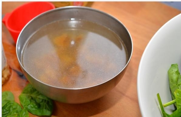 1. Этап. Салат из шпината, изюма и кедровых орешков: Первым делом необходимо залить изюм кипятком и оставить в нем минут на 10.