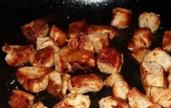 1. Этап. Чанахи со свининой: 1. На растительном масле обжарим свинину в специях. Затем добавим к мясу фасоль. Теперь ещё немного обжарим всё вместе.