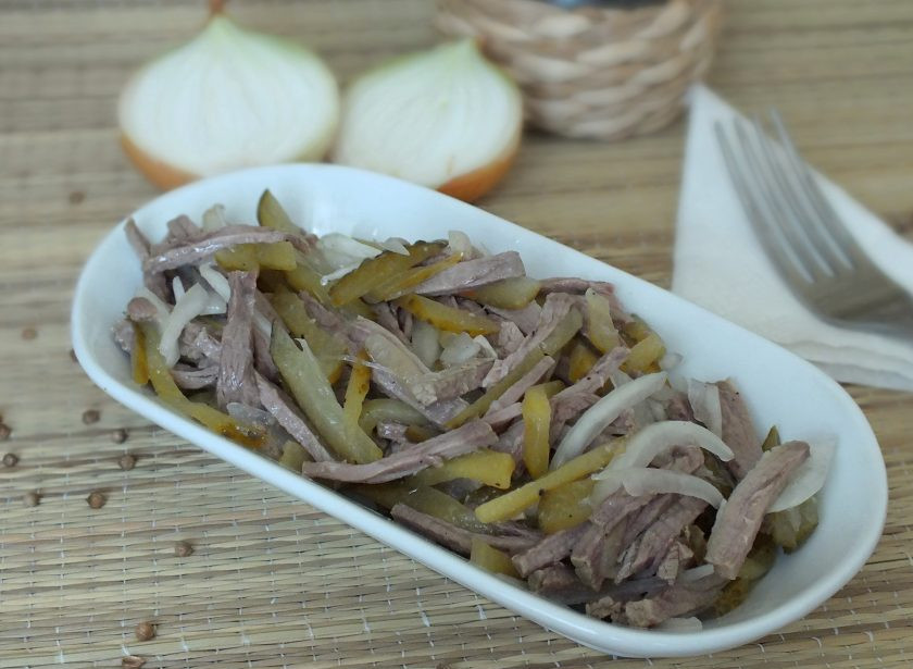 1. Этап. Салат Шахтерский с солеными огурцами: Перед подачей салат достаньте из холодильника и дайте ему прогреться в течение получаса. Приятного аппетита!