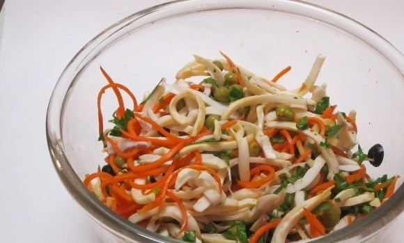 1. Этап. Салат Деликатесный: 4. Все ингредиенты перекладываю в миску, мою петрушку и вытираю ее бумажными салфетками, нарезаю мелко и отправляю в миску к остальным продуктам, солю и перчу по вкусу.