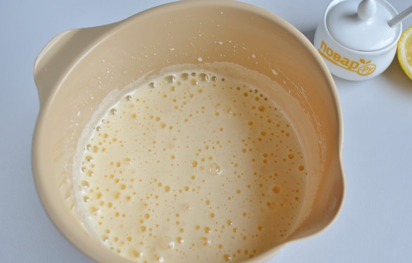 1. Этап. Бисквитный рулет Сладкий поцелуй: 4. Когда масса хорошо увеличится в объеме и посветлеет, миксер можно выключить.