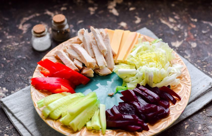 1. Этап. Французский салат со свеклой: Добавьте в салат курицу, нарезанную полосками.