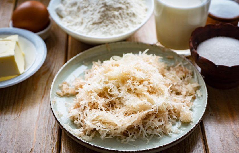 1. Этап. Молочное печенье с топинамбуром: На среднюю терку натрите весь топинамбур.