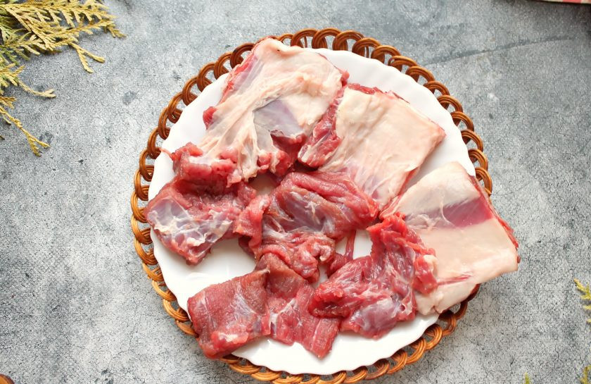 1. Этап. Кальби: Говяжьи ребрышки сполосните, обсушите и разрежьте на сегменты. Затем острым ножом разрезайте мясо в тонкую полоску, раскрывая как книжку.