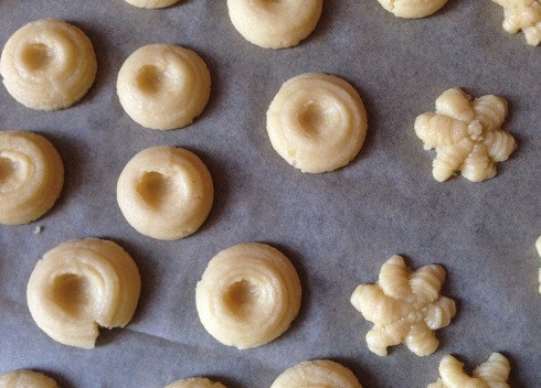 1. Этап. Курабье: Круглые печенья я решила сделать с начинкой. Делаем по центру печенья выемку.