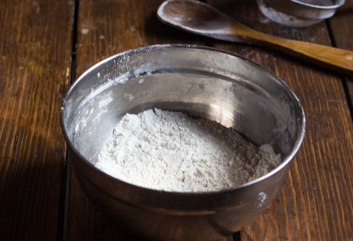 1. Этап. Фунтовый кекс: Все сухие ингредиенты необходимо просеять и смешать в глубокой емкости.