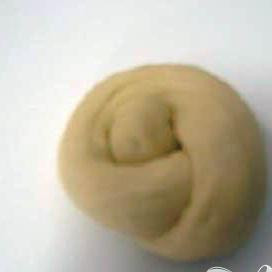 1. Этап. Утренние булочки: И, удерживая за края, завяжите узелок.