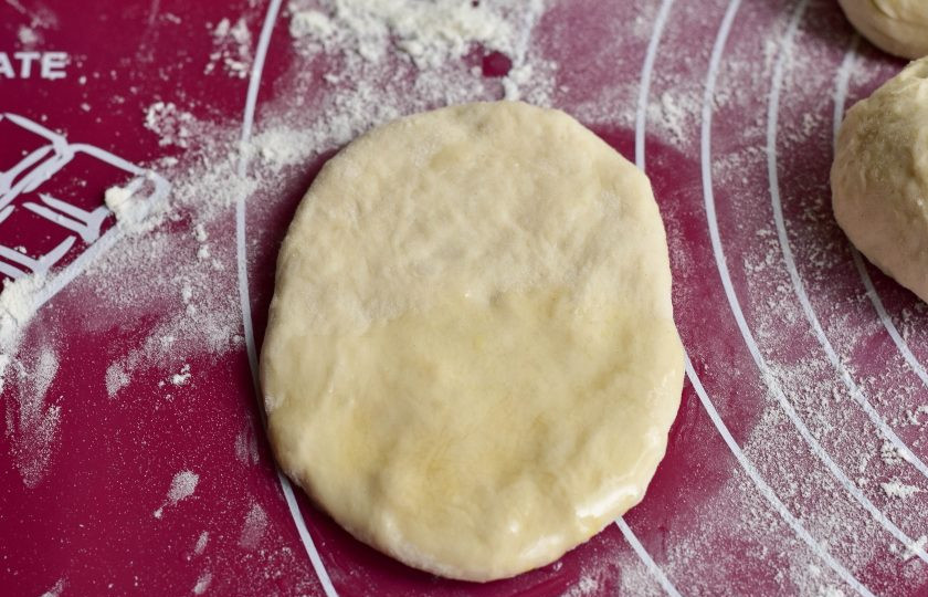 1. Этап. Булочки Бао: Каждый придавите рукой. Смажьте один край растительным маслом.