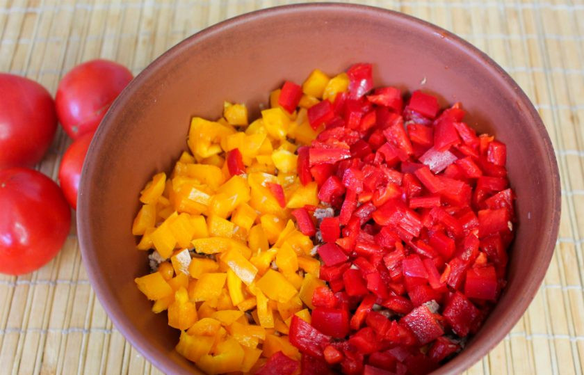 1. Этап. Салат Будапешт: Добавляем нарезанный небольшими кусочками болгарский перец.