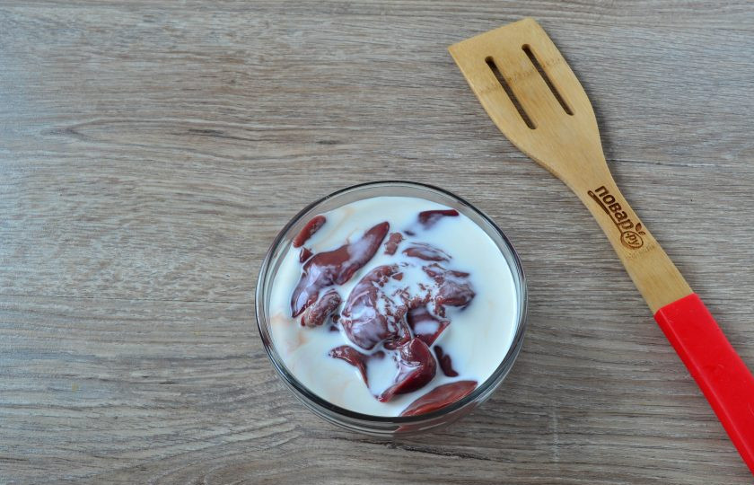 1. Этап. Мясные рулетики с печенью: Куриную печень сложите в небольшую мисочку, залейте кефиром, накройте крышкой и отправьте в холодильник на 2 часа.
