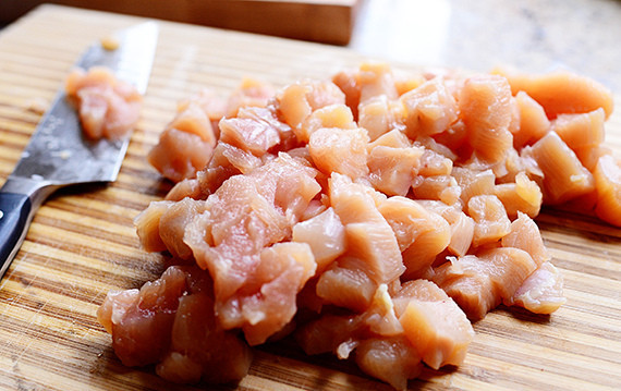 1. Этап. Паста с курицей и моцареллой: Порезать на кусочки.