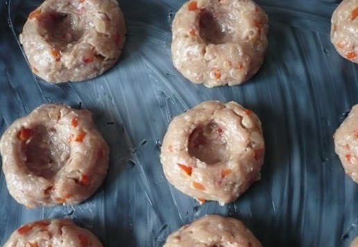 1. Этап. Мясные гнезда из фарша индейкиЗмейки: Сделайте небольшие углубления в центре каждого шарика с помощью рюмки. Мясные заготовки ставим в духовку при температуре 180 градусов на 20-25 минут (ориентируйтесь, чтобы котлетки небыли полностью готовы, но должны уже подрумянится).