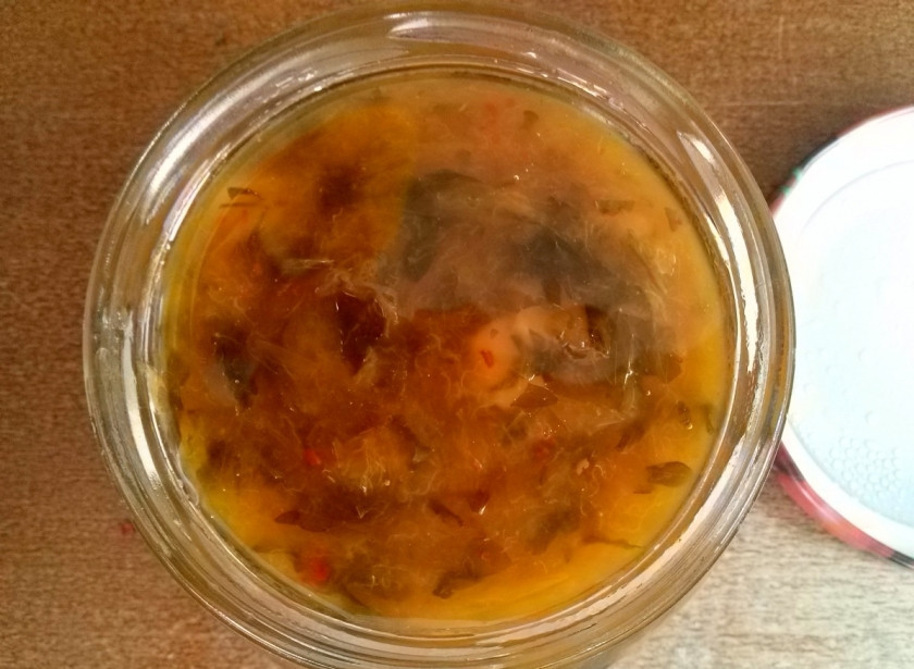 1. Этап. Соус ткемали из желтой алычи: 7. Разложите по стерильным баночкам. Сверху налейте растительное масло так, чтобы покрыть соус. Закатайте стерильными сухими крышками. Храните готовый соус в прохладном месте.