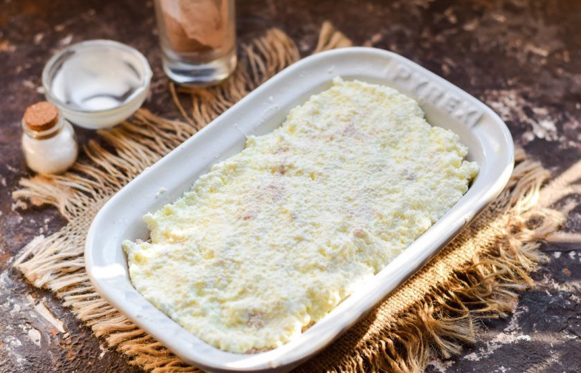 1. Этап. Варшавский сырник: Поверх уложите остаток творога – белый слой. Запекайте сырник в духовке при температуре 180 градусов, в течение 25-30 минут. Спустя время подавайте сырник к столу.