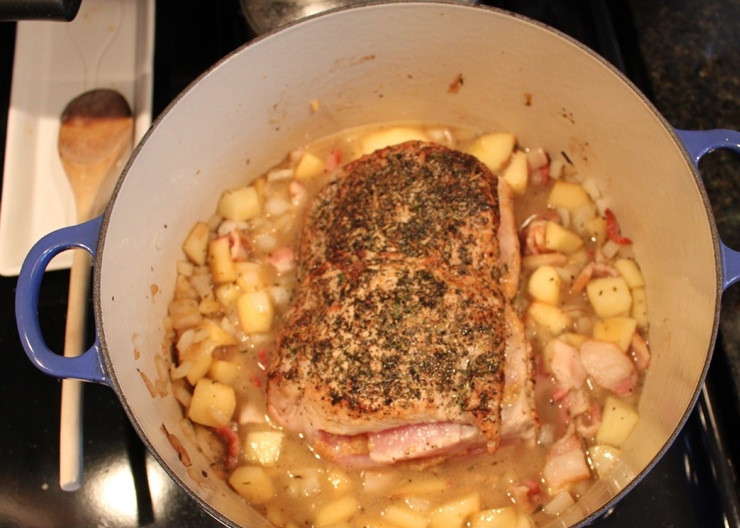 1. Этап. Жаркое по-французски: 11. Обжарьте содержимое сковороды на высоком огне, помешивая, в течение 5-7 минут. Затем влейте бульон, тушите до мягкости яблок и вложите мясо.