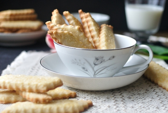 1. Этап. Шотландское песочное печенье: 5. Выпекайте печенье 13 минут при 180 градусах в духовом шкафу. Приятного чаепития!