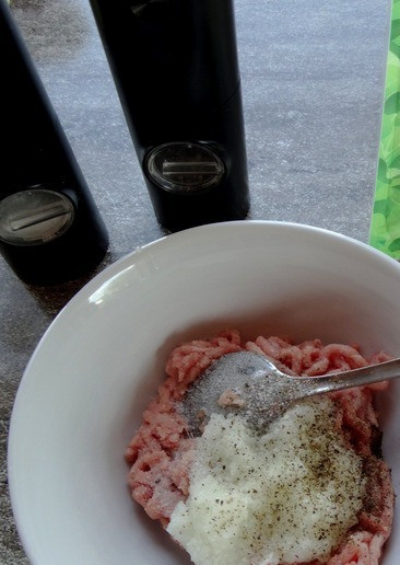 1. Этап. Пельмени-гриль с индейкой: Лук перекрутить через мясорубку или измельчить в блендере. Добавить в фарш, посолить и поперчить по вкусу, хорошенько перемешать.