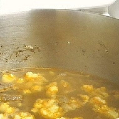 1. Этап. Цветная капуста тушеная с мясом: Вторую половину соцветий цветной капусты отварить 20 минут до мягкости.