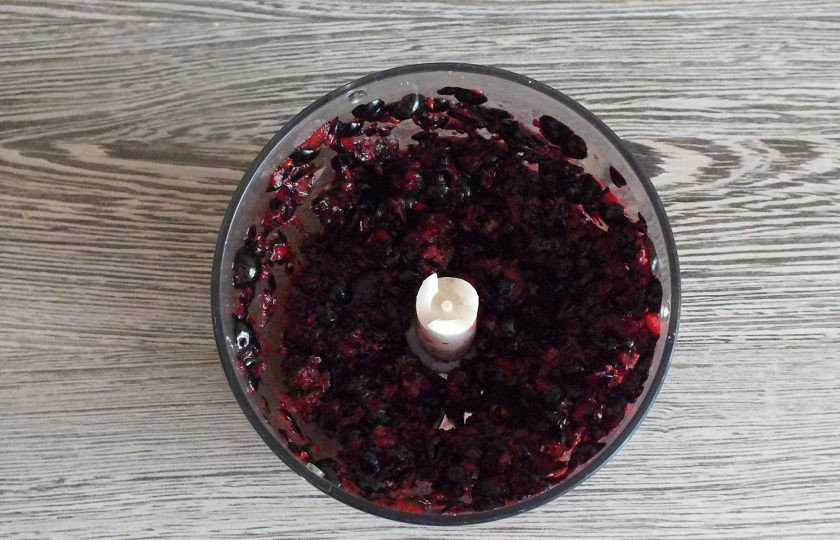 1. Этап. Ликёр из черноплодной рябины: После пробейте ягоды в погружном блендере.