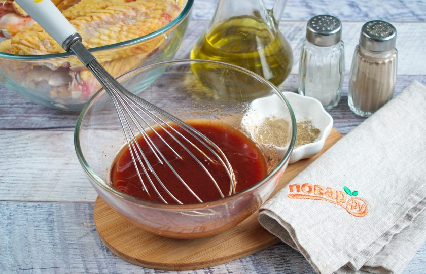 1. Этап. Маринад барбекю для курицы: Смешайте все ингредиенты в миске.