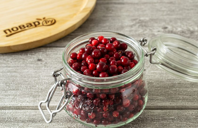 1. Этап. Брусника моченая на зиму: Переложите бруснику в чистую стерилизованную банку.