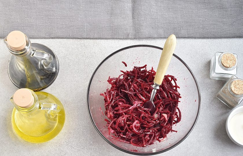 1. Этап. Салат со свежей свеклой: Перемешайте салат и уберите в холодильник минут на 15, чтобы лук остыл.