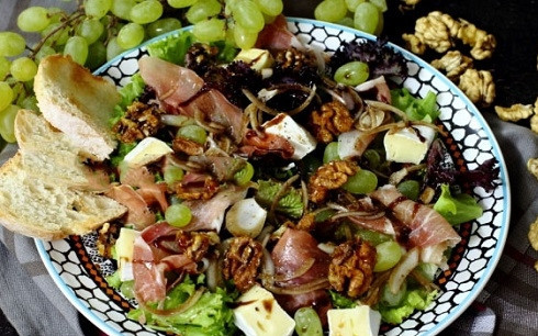 1. Этап. Салат с ветчиной и камамбером: Выкладываем орехи в карамели и подаем салат с подрумяненными кусочками вкусного хлеба.