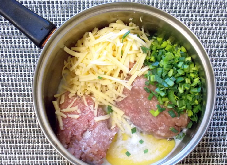 1. Этап. Котлеты по-голландски: Смешайте фарш, яйцо, молоко, мелко резанный лук и тертый сыр. Посолите и перемешайте.