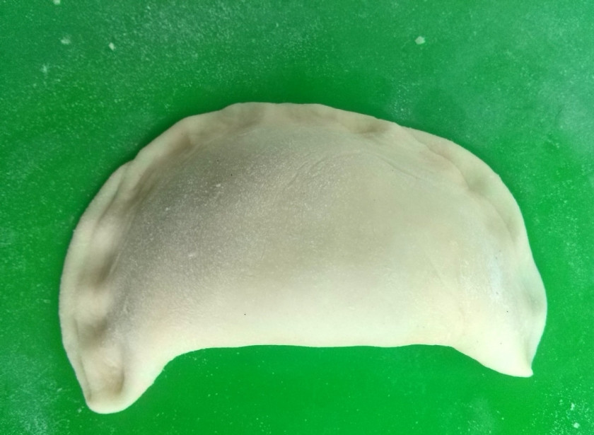 1. Этап. Посикунчики (пирожки): Заверните пирожок, пальцами плотно прижмите его края.