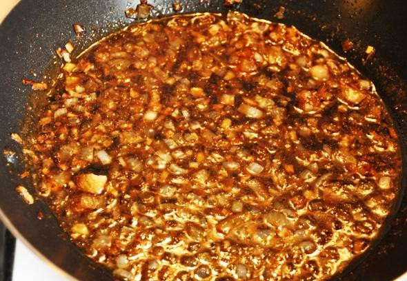 1. Этап. Кальмары жареные: Когда лук станет прозрачным - добавляем в сковороду все наши ингредиенты для соуса (соевый соус, мед, специи, измельченный чеснок, соль и сахар). Тушим пару минут до загустения.