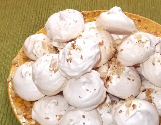 1. Этап. Пирожное воздушное безе: При подаче посыпьте измельченными орехами. Приятного аппетита!