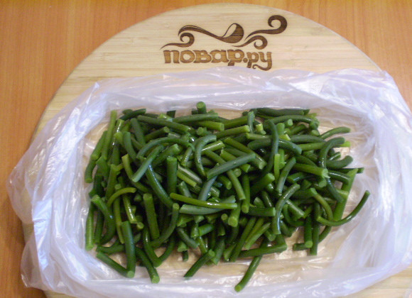 1. Этап. Чесночные стрелки на зиму: 6. Дайте стрелкам немного остыть, сложите в пакет. Выпустите максимально воздух и завяжите пакет.