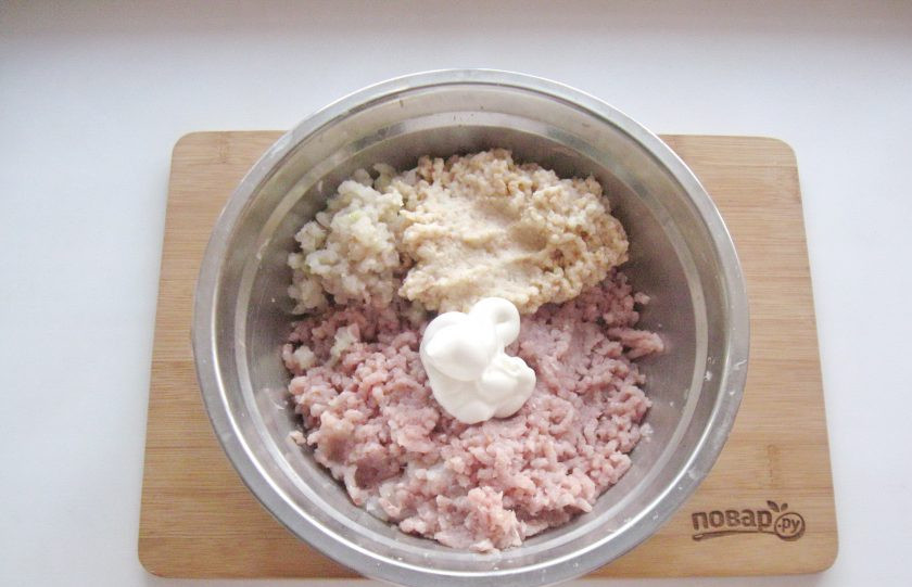 1. Этап. Рыбные котлеты с майонезом: Добавьте майонез.