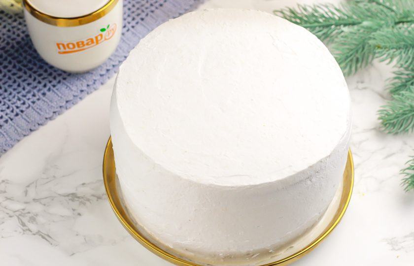 1. Этап. Торт Змея на Новый год: Кулинарным шпателем аккуратно разровняйте крем и сформируйте торт. Отправьте его в холодильник на 1-2 часа для пропитывания.