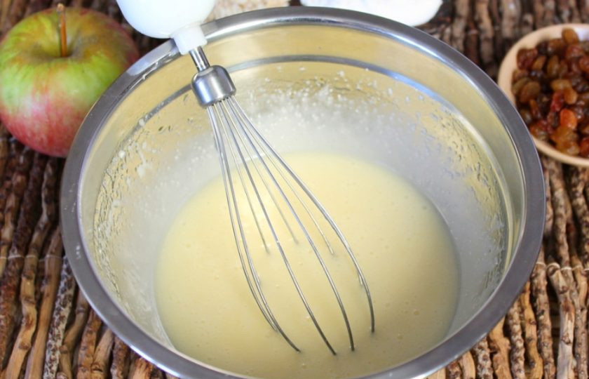 1. Этап. Овсяное печенье с изюмом и яблоками: Все взбиваем до однородной консистенции.