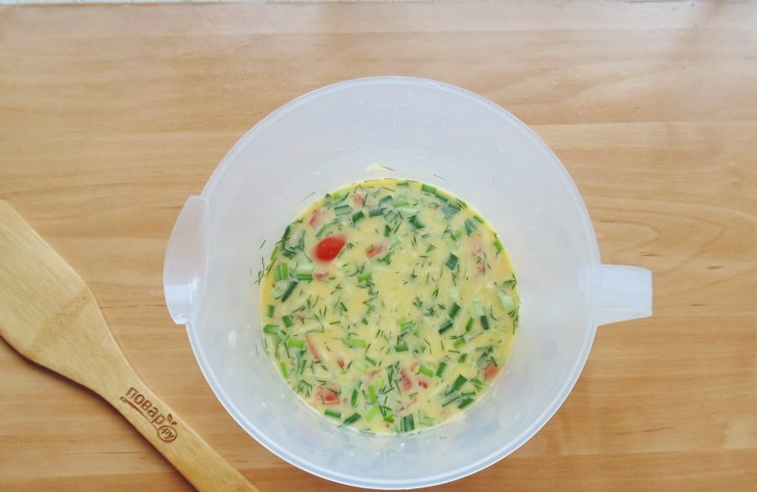 1. Этап. Рулет из омлета с овощами: Смесь яиц, сметаны, овощей и сыра посолите по вкусу и хорошо перемешайте.