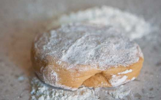 1. Этап. Бездрожжевое тесто для пирожков на воде: 5. Тесто выложите на присыпанную мукой рабочую поверхность.