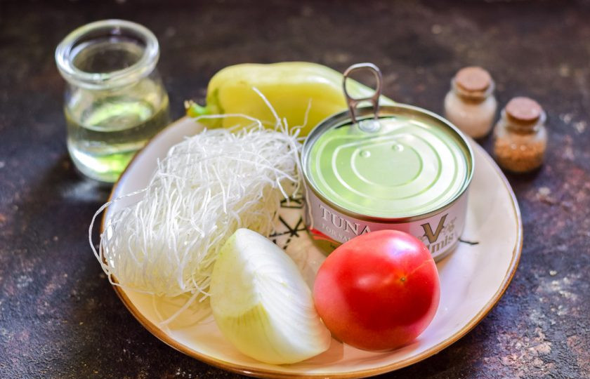 1. Этап. Фунчоза с тунцом: Подготовьте все ингредиенты.
