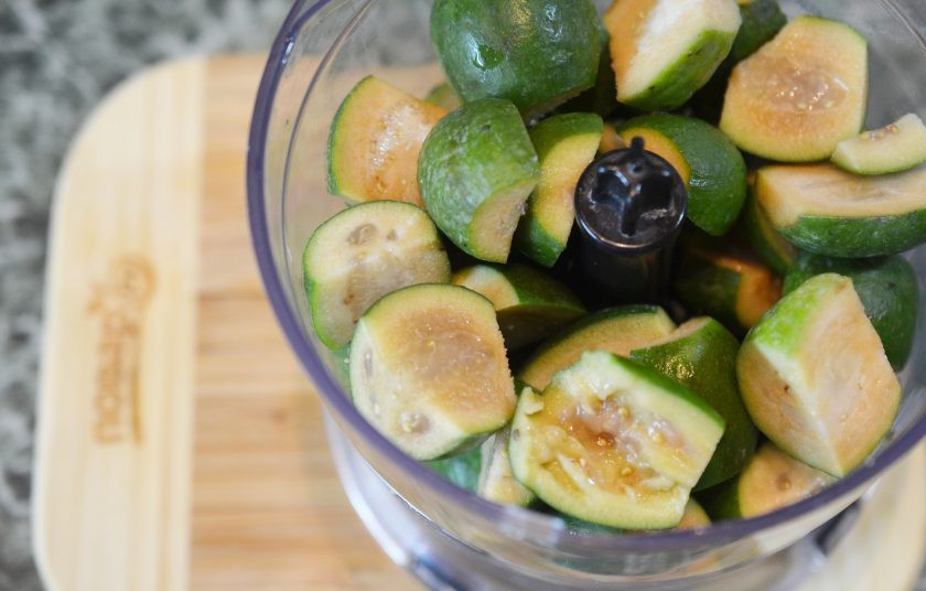 1. Этап. Варенье из фейхоа без варки: Фейхоа помойте и обсушите, срежьте все тёмные пятна и 