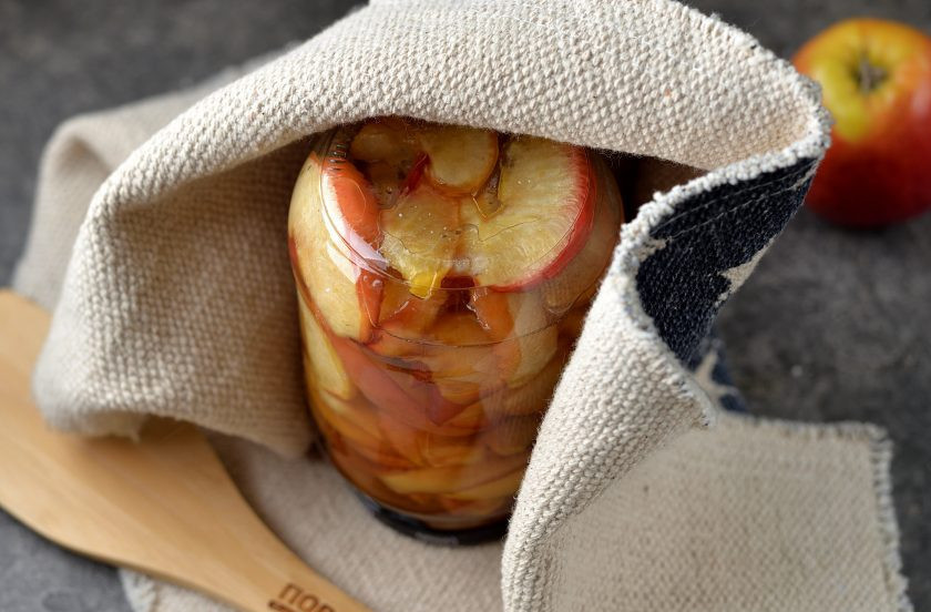 1. Этап. Варенье из яблок быстрое и живое: Банки и крышки заранее простерилизуйте любым удобным способом, разложите в них горячее варенье, закрутите крышками, переверните вверх донышком и укутайте во что-то теплое до полного остывания.