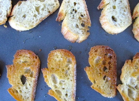 1. Этап. Канапе к празднику: Затем запекайте хлеб при 200 градусах в течение 9 минут до хрустящей корочки.